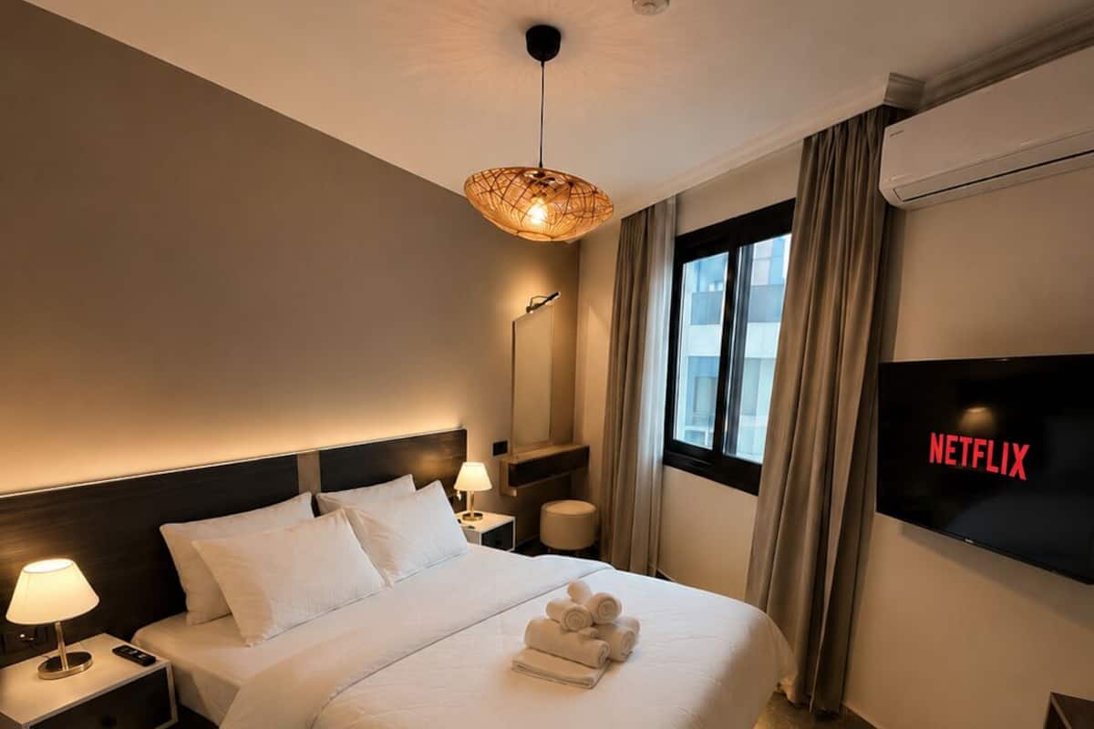 Condo Confort, balcón | Ropa de cama de alta calidad y escritorio