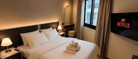 Apartamento Confort, balcón | Ropa de cama de alta calidad y escritorio