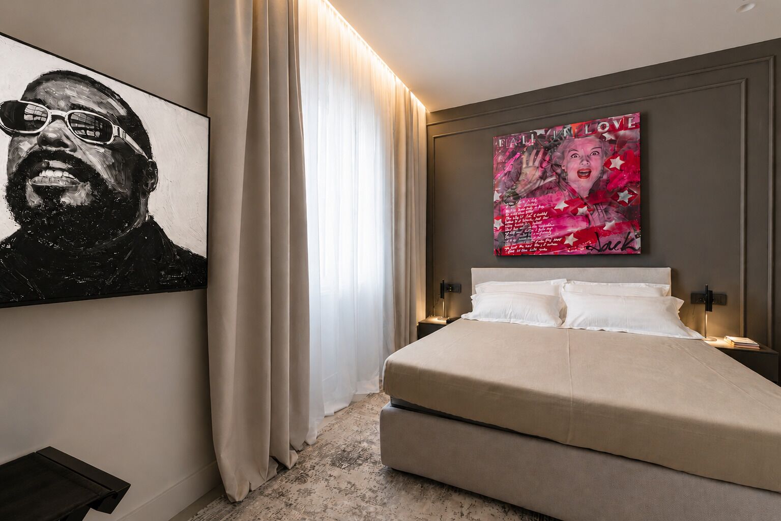 Una camera da letto moderna con un letto grande, un quadro appeso al muro e un poster.