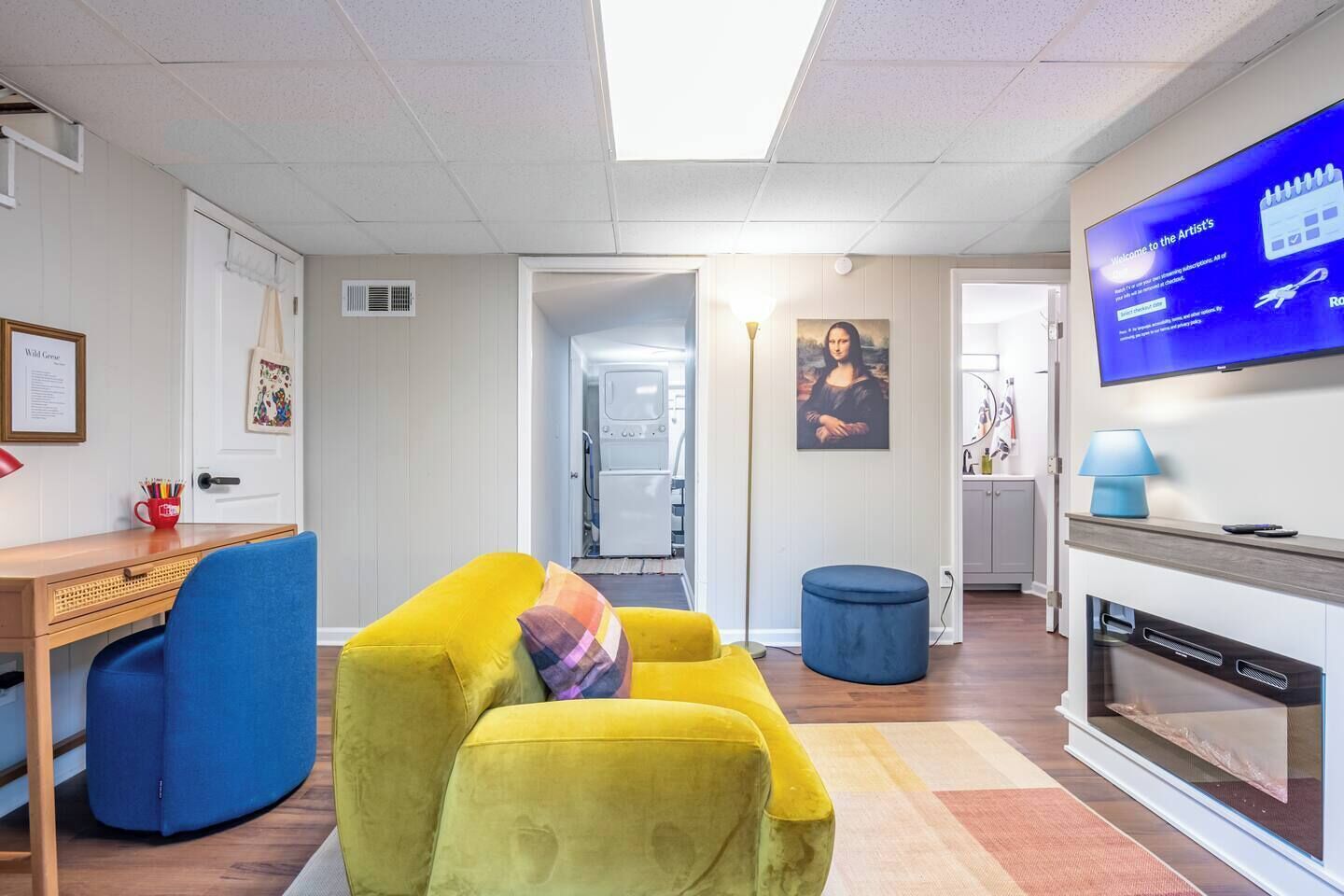 Fernseher, Kamin, Bücher