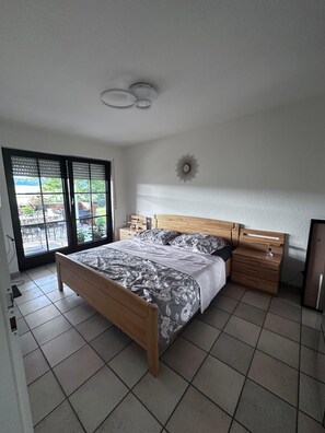 1 bedroom, iron/ironing board, WiFi, bed sheets - Spacious Vacation Rental on Lake Aartal – Work & Relax in a Green Setting (Bischoffen)