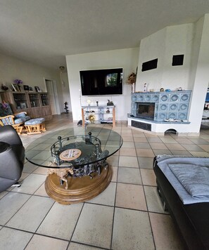 Living area - Spacious Vacation Rental on Lake Aartal – Work & Relax in a Green Setting (Bischoffen)