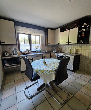 Private kitchen - Spacious Vacation Rental on Lake Aartal – Work & Relax in a Green Setting (Bischoffen)