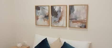 Deluxe Apartment | Laptop workspace, blackout drapes, iron/ironing board, WiFi (free)