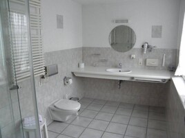 Habitación doble | Baño | Secador de pelo, toallas, jabón y champú