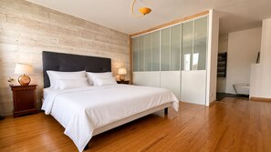 Tabla de planchar con plancha, wifi gratis y ropa de cama 
