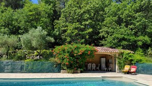 A swimming pool with a covered seating area and chairs. - Large villa very close to Aix-en-Provence (Aix-en-Provence)