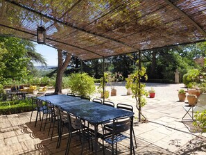 Outdoor dining - Large villa very close to Aix-en-Provence (Aix-en-Provence)