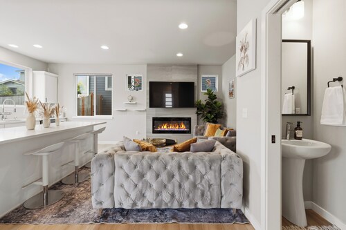 Modern Home w Patio • Garage Gym • Family Friendly