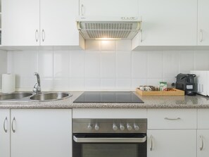 Kühlschrank, Mikrowelle, Ofen, Wasserkocher mit Kaffee-/Teezubehör