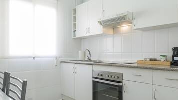 Frigorífico, microondas, horno y cafetera o tetera