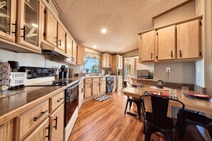 Coffee/tea maker, fridge, microwave, oven - Home w/ Lake Powell Views- 90' EXTRA Long Driveway (Greenehaven)