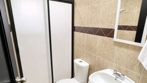 A bathroom with a toilet, bidet, sink, and a mirror. - Private room with a kitchenette and parking in downtown Oaxtepec (Oaxtepec)