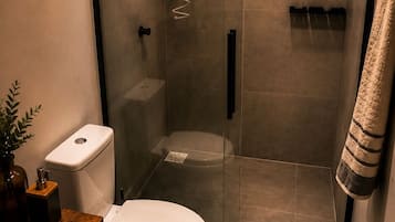 Comfort-Suite | Badezimmer | Dusche, Regendusche, kostenlose Toilettenartikel, Bidet