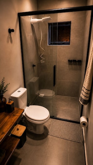 Suite estudio Deluxe, 2 camas Queen size | Baño | Regadera, regadera tipo lluvia, amenidades de baño gratuitas, bidet 