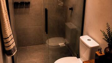 Suite familiale | Salle de bain | Douche, douche cascade, articles de toilette (gratuits), bidet