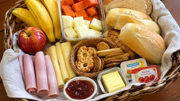 تناول الطعام داخل الغرفة