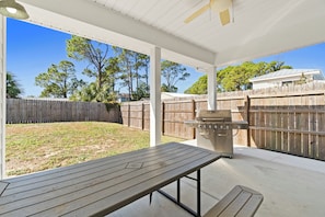 Outdoor dining - Relaxing Coastal 3-Bedroom Retreat with Fishing Dock & Boat Access (Panama City)