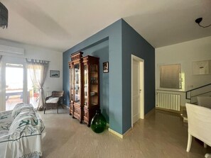 Coffres-forts dans les chambres, bureau, fer et planche à repasser