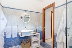 Douche, sèche-cheveux, bidet, serviettes fournies