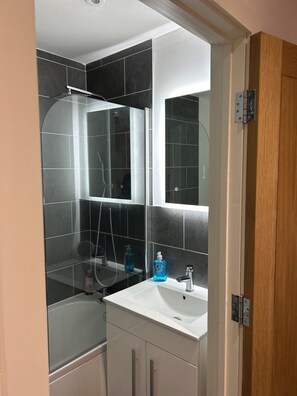 Bathroom - Sleeps 5 • City Centre Gem • Private Rooftop Feel Terrace • Great for Groups (Kingston upon Hull)