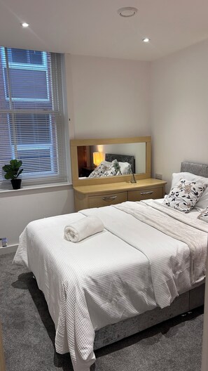 Room - Sleeps 5 • City Centre Gem • Private Rooftop Feel Terrace • Great for Groups (Kingston upon Hull)