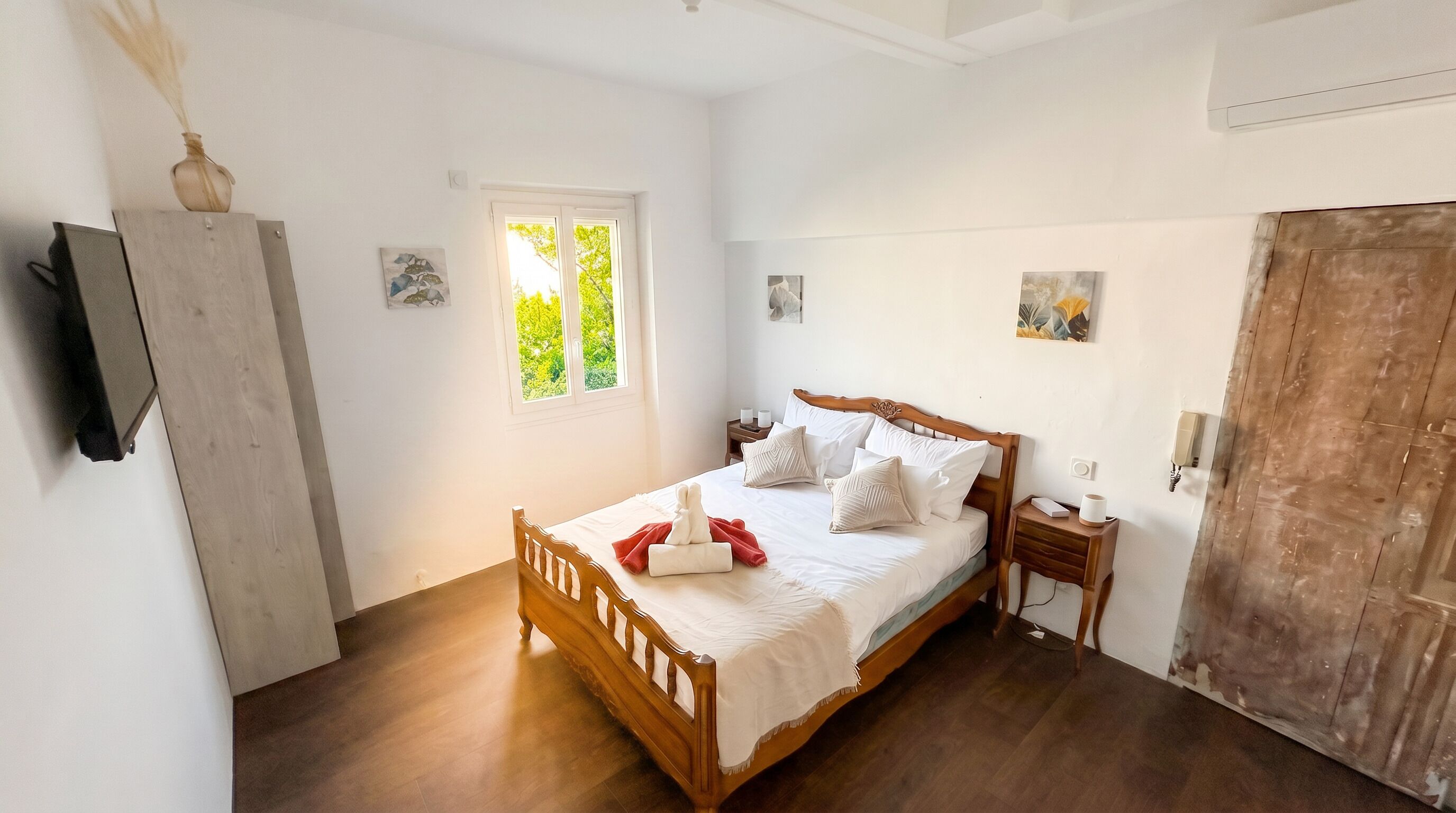4 bedrooms, iron/ironing board, travel crib, WiFi (free)