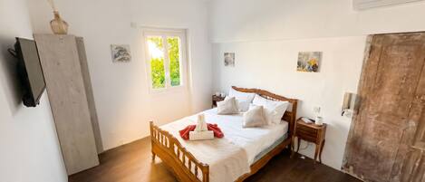 4 bedrooms, iron/ironing board, travel crib, WiFi (free)