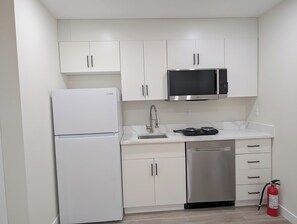 Wasserkocher mit Kaffee-/Teezubehör, Kühlschrank, Mikrowelle