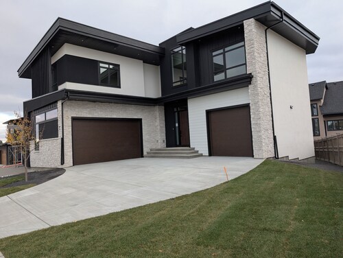 New Cozy 2 Bedrooms Basement Apartment