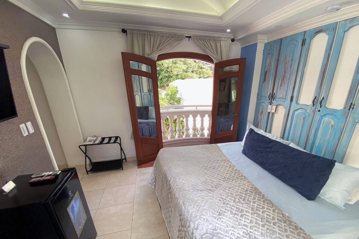 Habitación doble estándar, balcón, vista al mar | Wifi gratis y ropa de cama