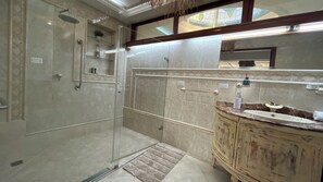 Superior Double Room, Sea View | Bathroom | Shower, towels, toilet paper - Azul Hotel Boutique (Magdalena)