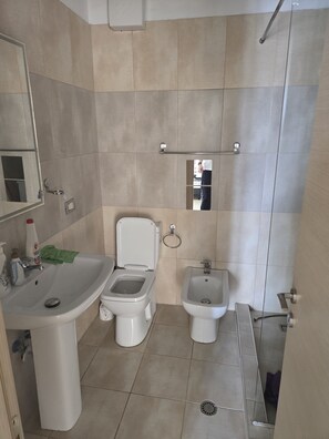 Shower, bidet, towels, soap - Peaceful 2-bedroom apartment near the Bus Terminal (Kashar)