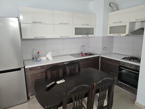 Private kitchen - Peaceful 2-bedroom apartment near the Bus Terminal (Kashar)