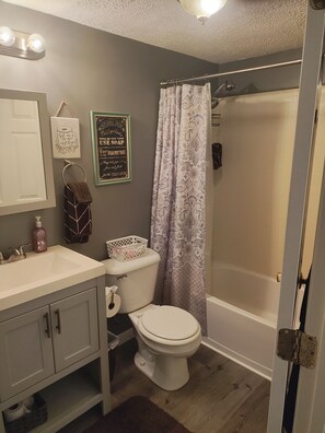 Hair dryer, towels, soap, toilet paper - The Country Estate #1
Tranquil 1BR estate perfect for a relaxing getaway. (Danville)