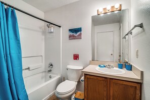 Haartrockner, Handtücher, Seife, Toilettenpapier
