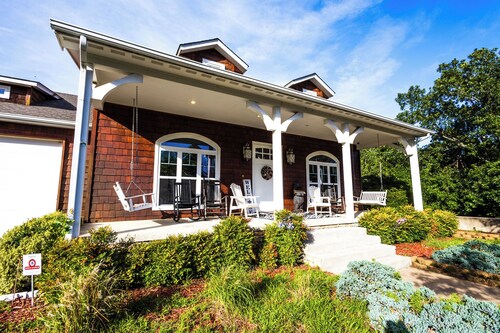 Lovely 5-bedroom house on Lake Tenkiller!