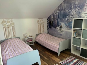 Schreibtisch, Bügeleisen/Bügelbrett, kostenloses WLAN, Bettwäsche