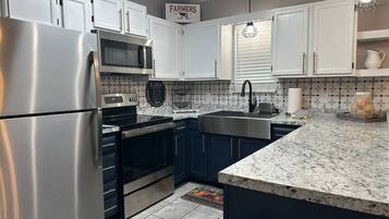 Coffee/tea maker, fridge, microwave, oven