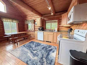 Wasserkocher mit Kaffee-/Teezubehör, Kühlschrank, Mikrowelle, Herdplatte