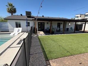 Pool - Old Town Scottsdale's cutest retreat/Pied-a-Terre that accommodates 2-6 guests (Scottsdale)