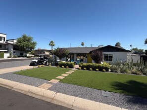 Exterior - Old Town Scottsdale's cutest retreat/Pied-a-Terre that accommodates 2-6 guests (Scottsdale)