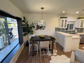 Dining - Old Town Scottsdale's cutest retreat/Pied-a-Terre that accommodates 2-6 guests (Scottsdale)