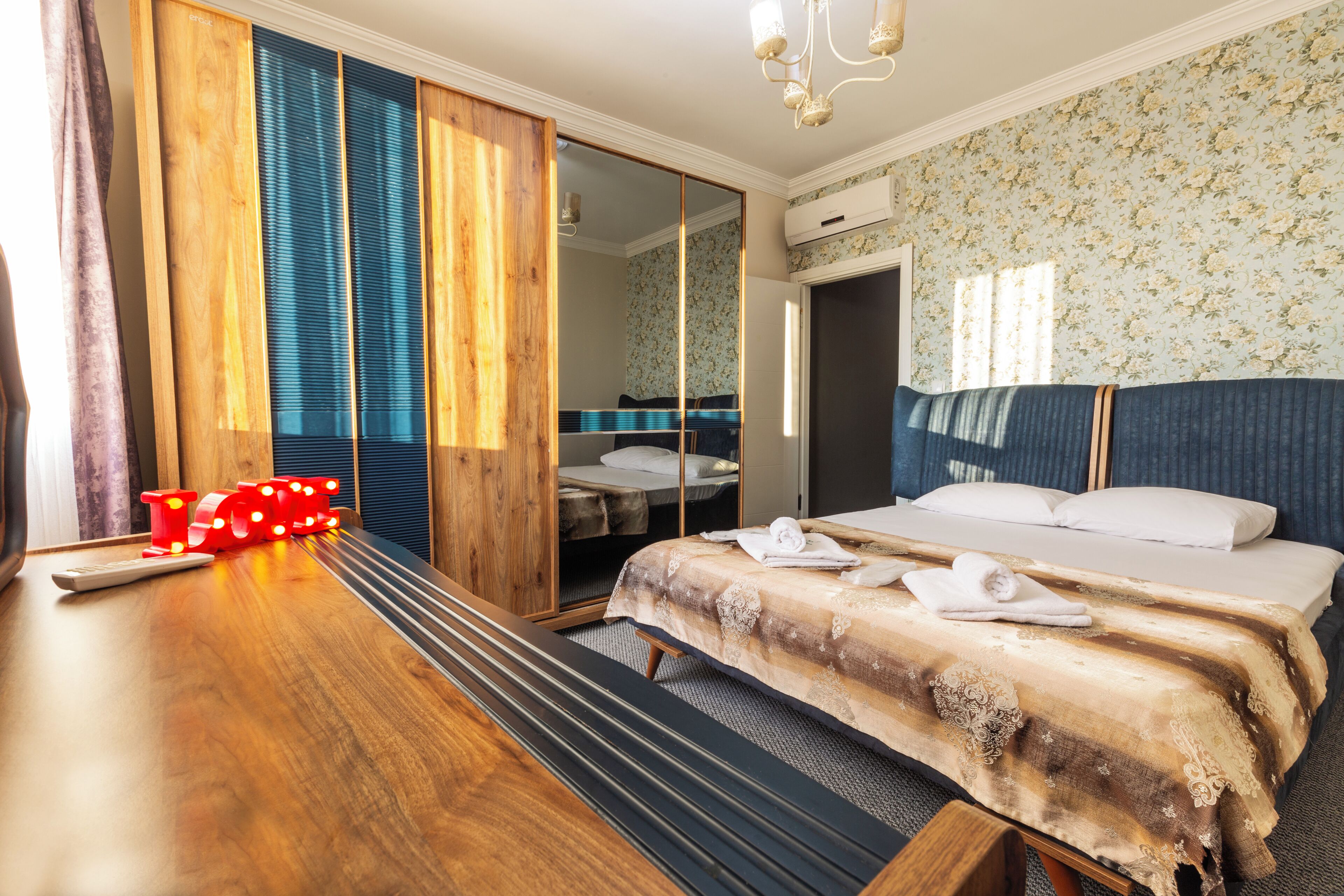 3 bedrooms, iron/ironing board, internet, bed sheets