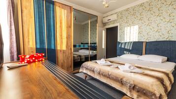 3 bedrooms, iron/ironing board, internet, bed sheets