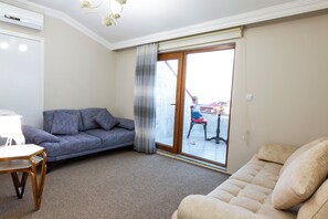 Living area - Trabzon havalimanın karşısında  ulaşımı kolay plaja alış veriş merkezine yakın (Trabzon)