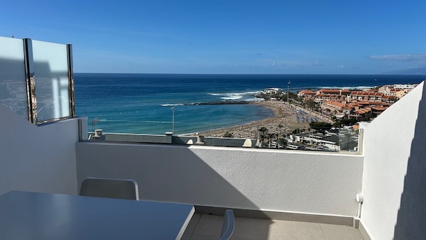 A balcony with a view of a beach and town. - Cozy apartment with fantastic views of Las Vistas Beach (Arona)