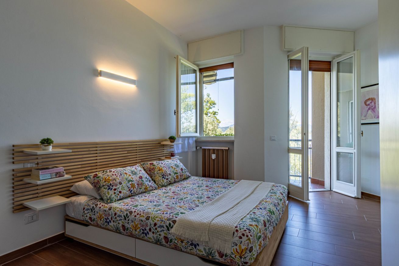 1 habitación y tabla de planchar con plancha 