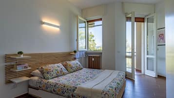 1 habitación y tabla de planchar con plancha