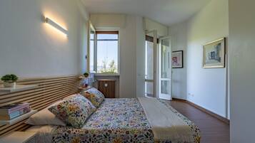 1 slaapkamer, een strijkplank/strijkijzer